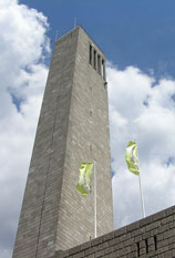 Frontansicht Glockenturm mit Langemarckhalle während des Festival of Lights